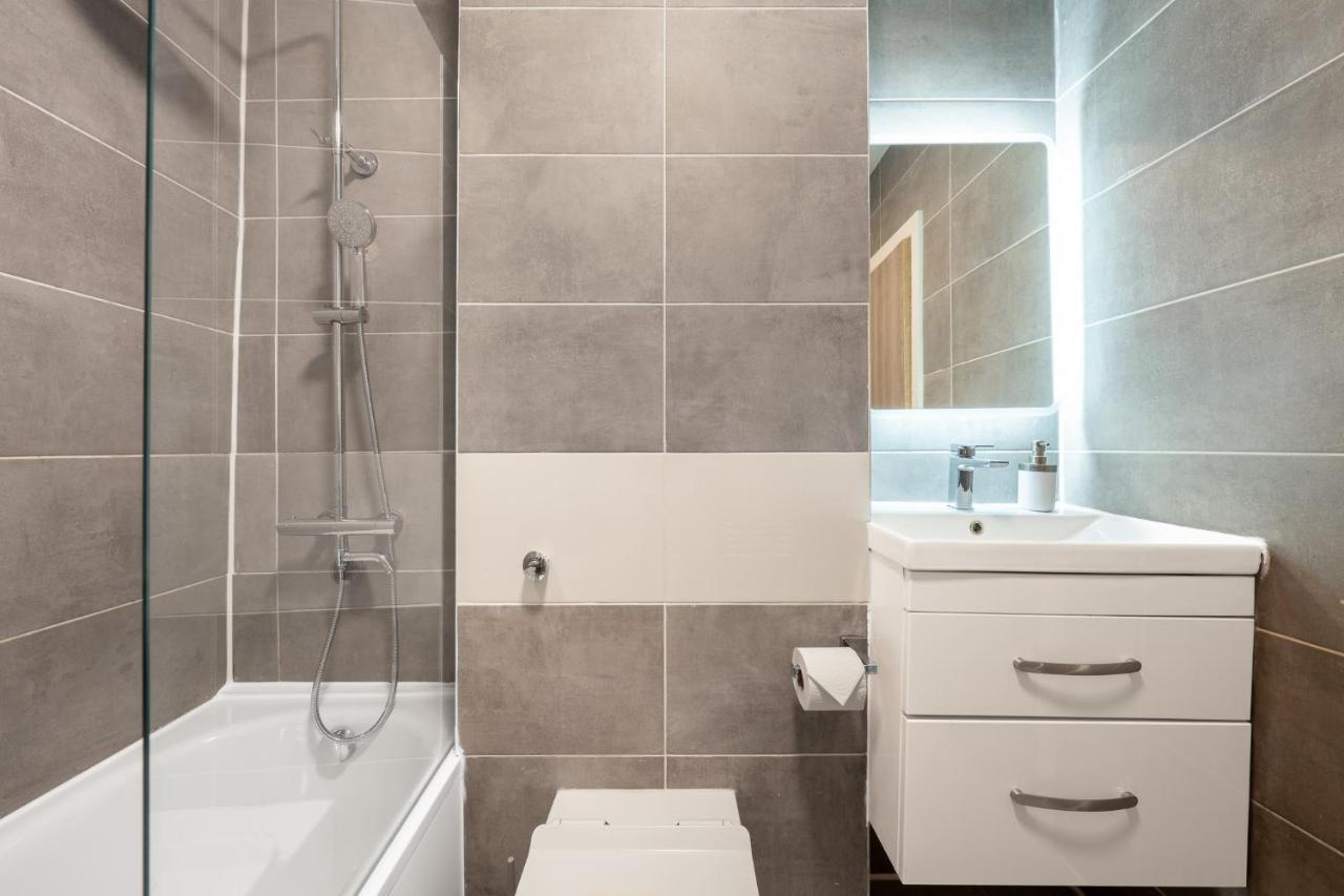 Ashview 8 - Heathrow - Business - Free Parking Apartamento Staines-upon-Thames Exterior foto